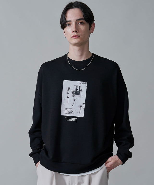 アクセ付きフォトグラフィックプルオーバー/ブラック　モデル：180㎝　L着用