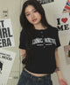 ヘンリーネックロゴSSトップ/ブラック モデル：163cm F着用
