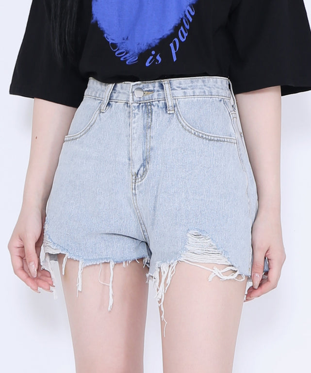 ダメージデニムショートパンツ/デニム淡色 モデル：161cm S着用