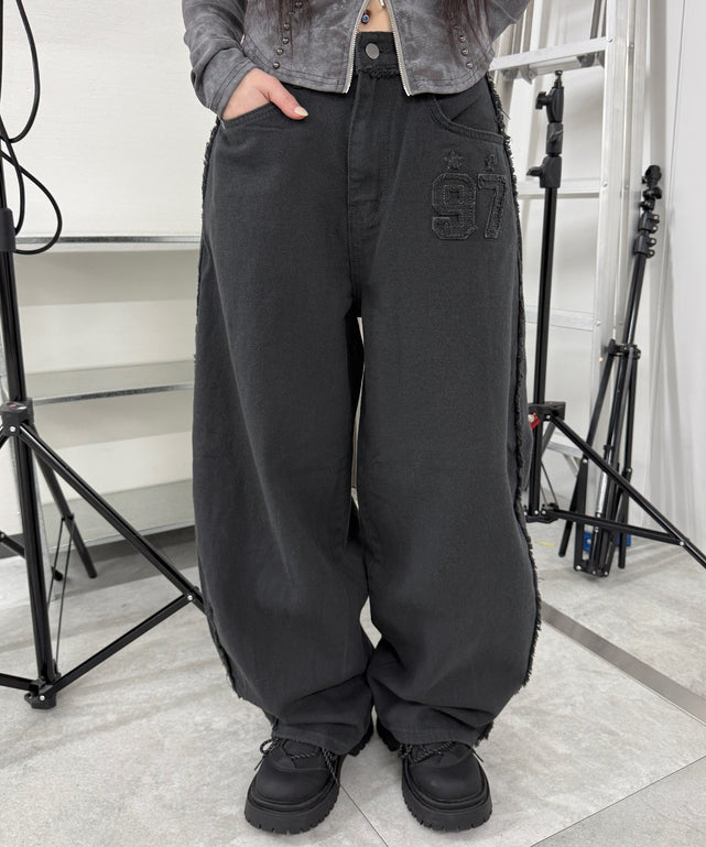 ナンバーパッチカーブワイドパンツ/チャコール モデル：160㎝ S着用