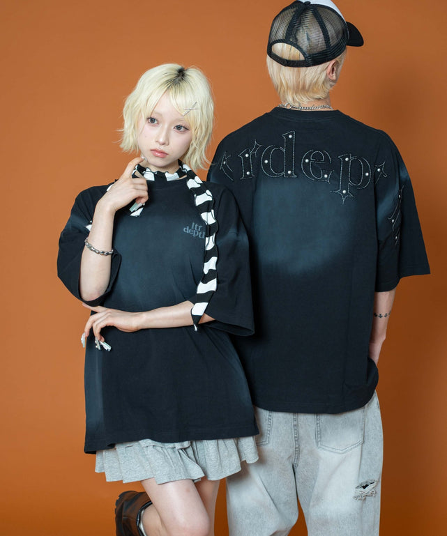 バックスタッズグラフィックT（SS）/ブラック