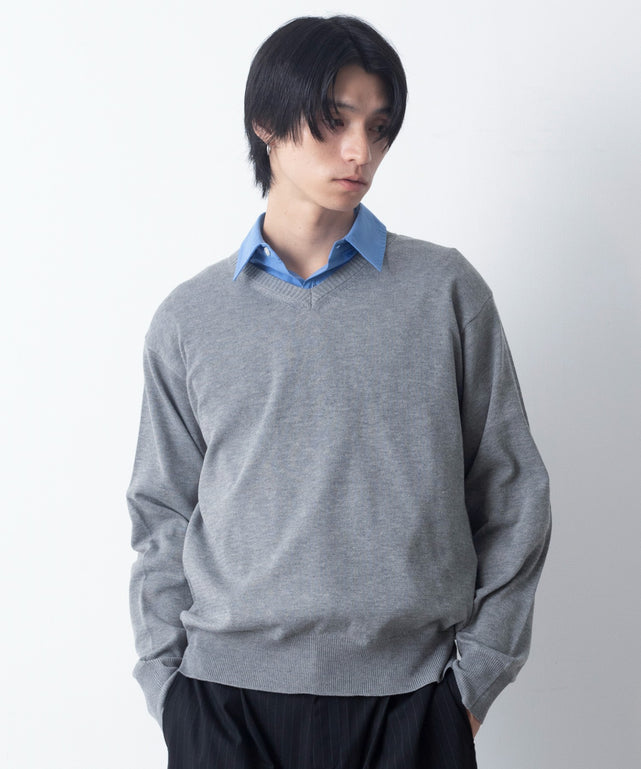 Vネックニットプルオーバー/グレー モデル：180cm L着用