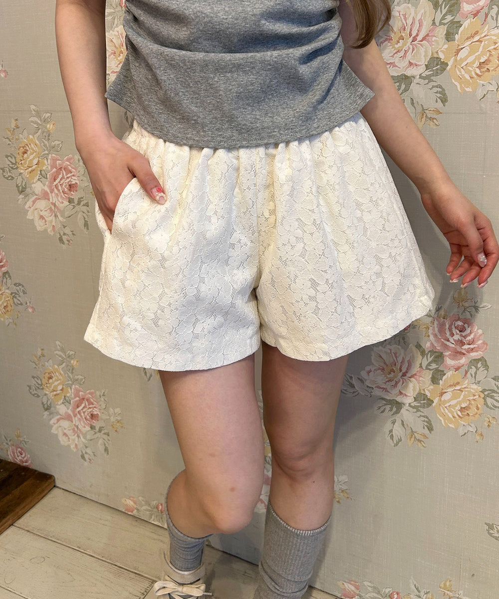 ホワイト モデル：160㎝ F着用
