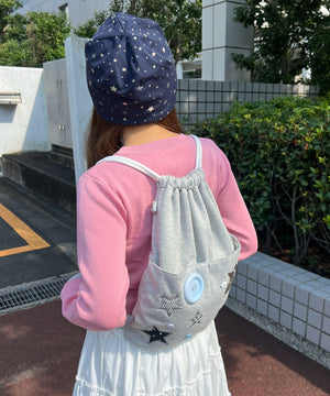 グレー