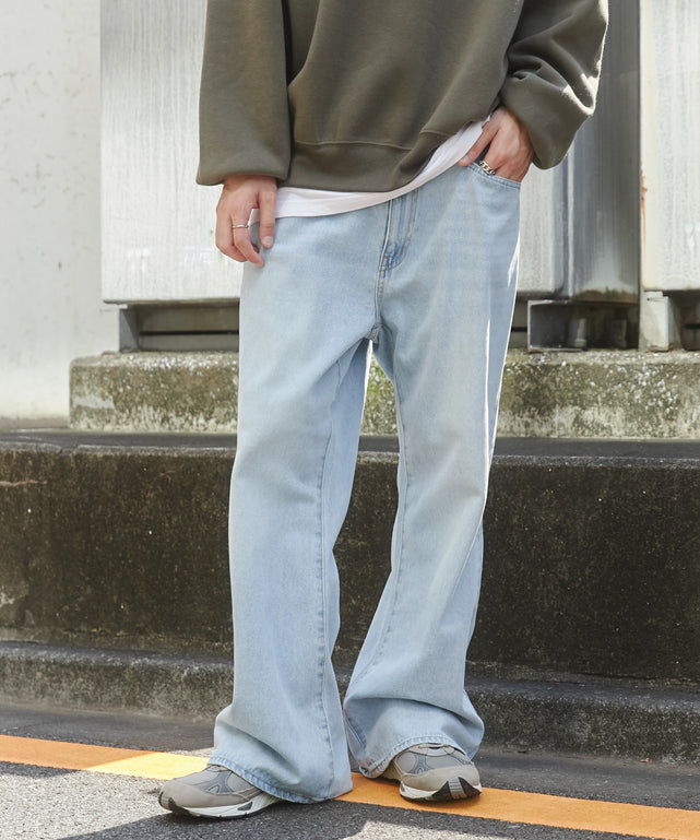 デニムルーズフレアパンツ/デニム淡色 モデル：180cm L着用