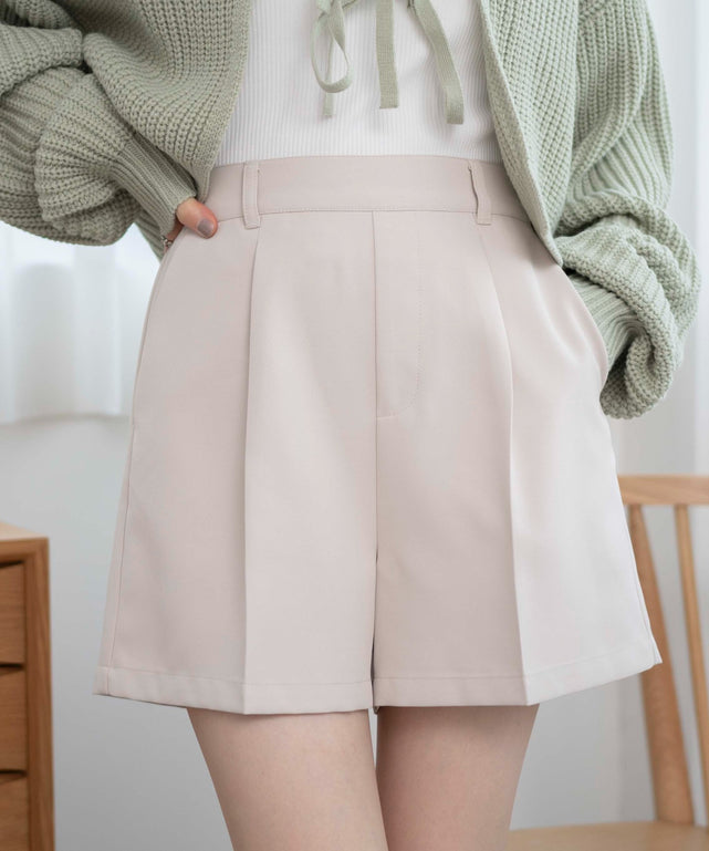 タックショートパンツ/オフホワイト　モデル:163cm M着用