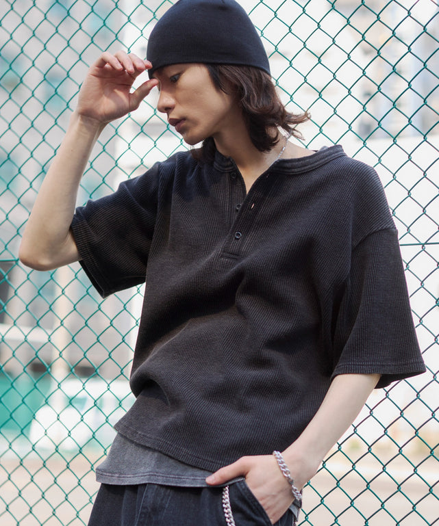ワッフルヘンリーネックT（SS）/ブラックソノタ モデル：182cm L着用