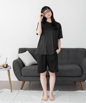 ブラック モデル：164cm M着用