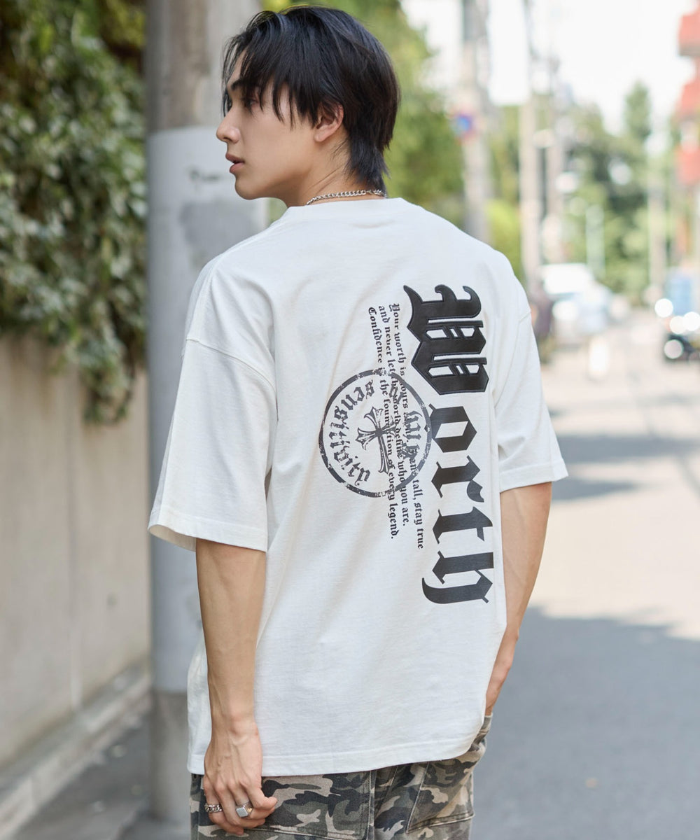 ホワイト　モデル：175cm L着用　