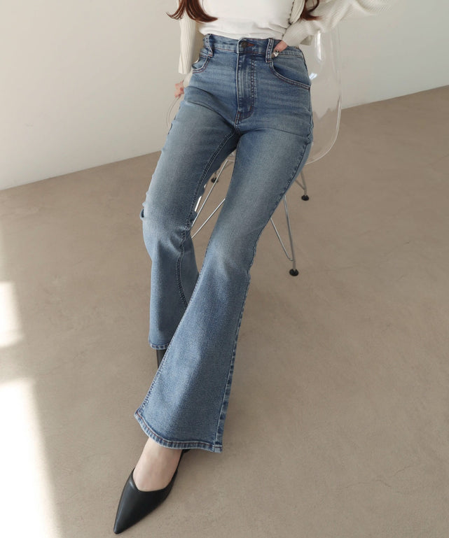 ストレッチフレアデニムパンツ/デニム中濃 モデル：160cm M着用