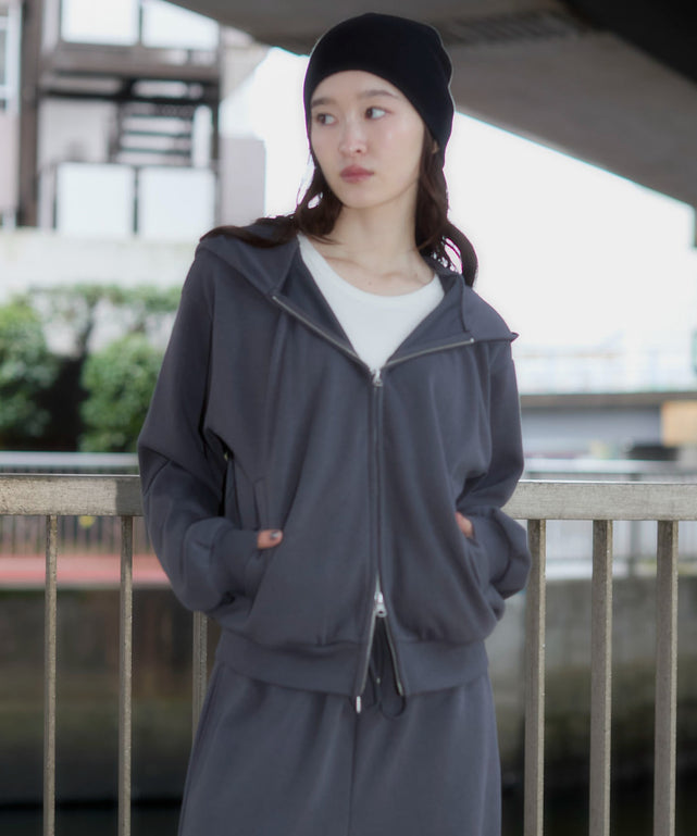 チャコール　モデル：163cm S着用