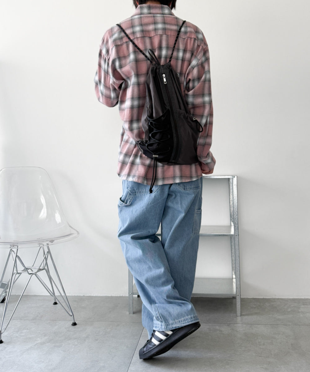 グレー