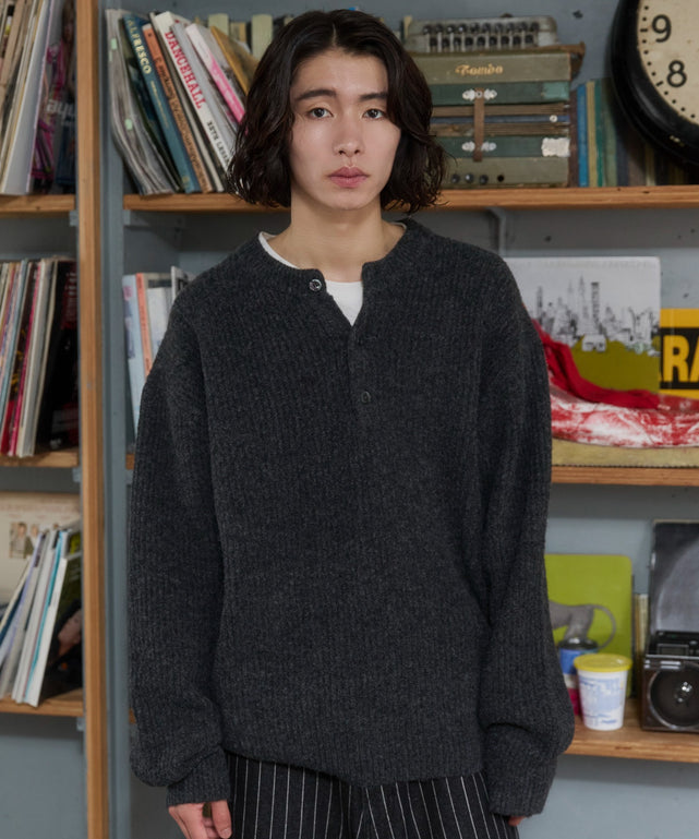 ヘンリーネックニットPO/チャコール モデル：182cm L着用