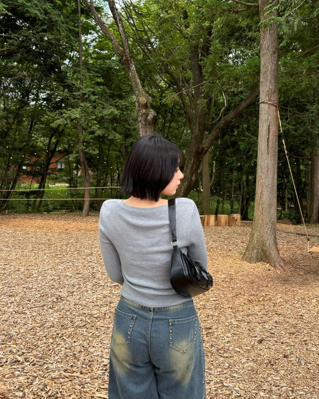 ネックデザインニット