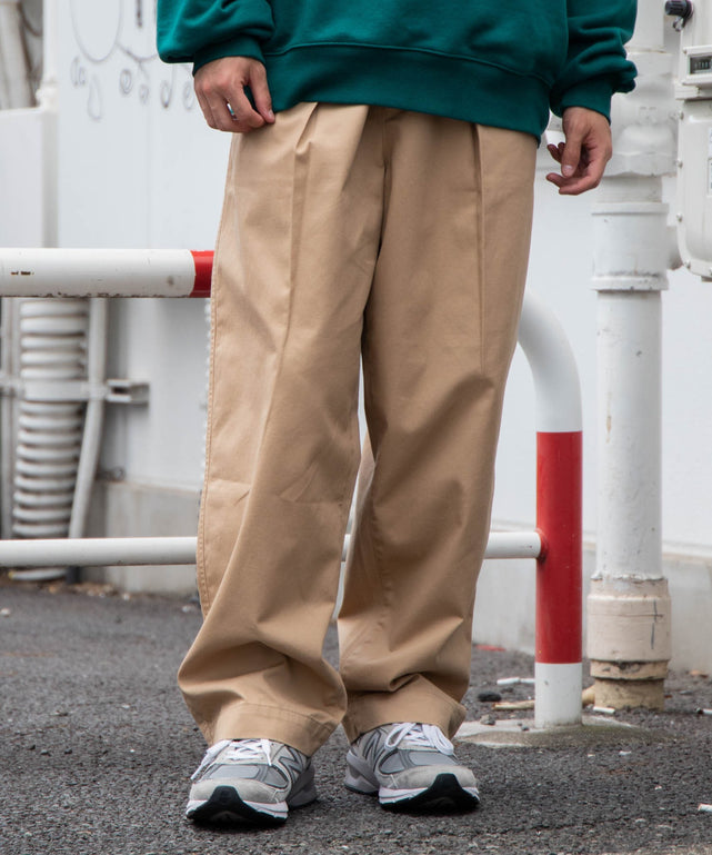 タックトラウザーパンツ/ベージュ　モデル：174cm L着用