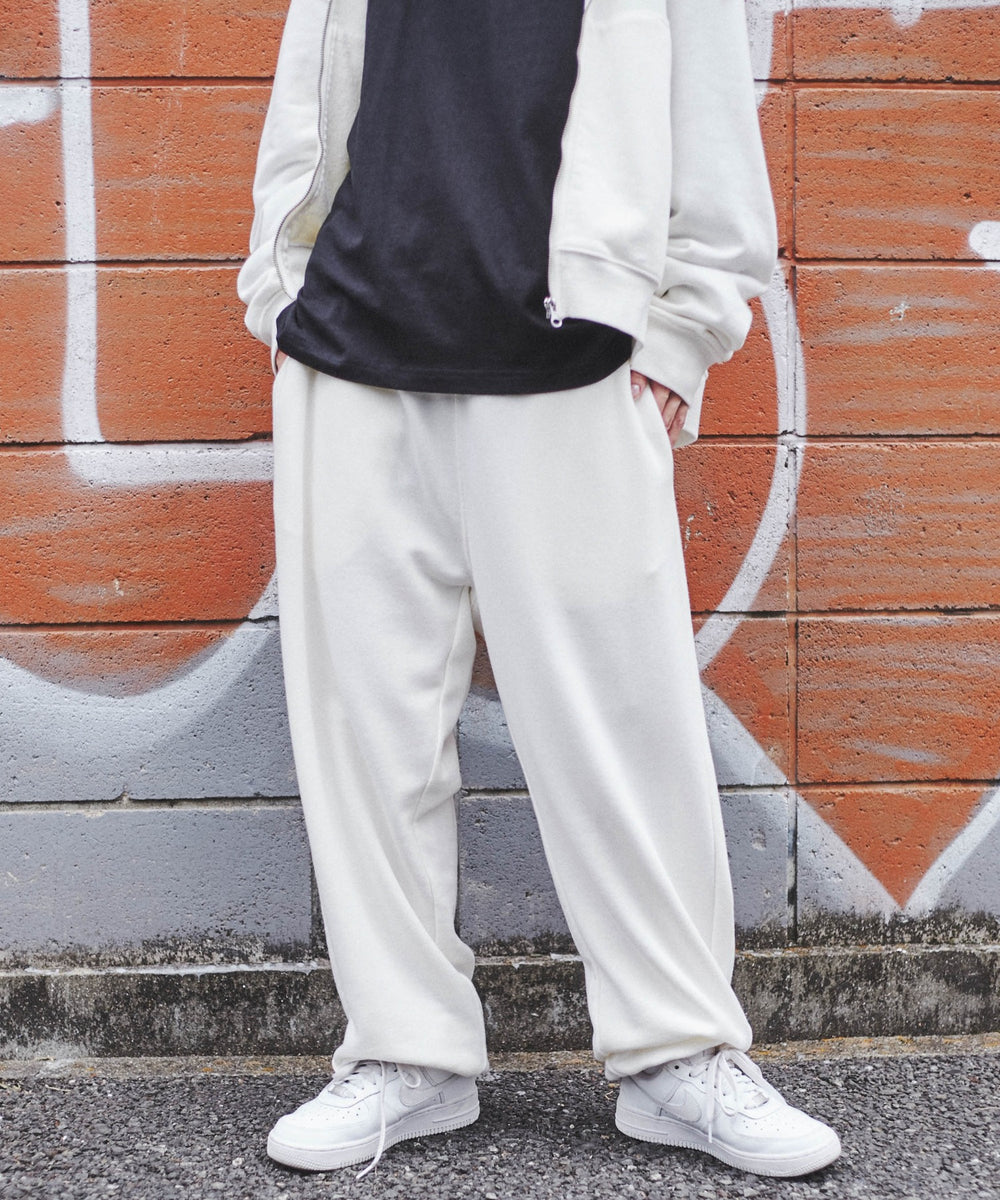 オフホワイト　モデル：170cm M着用